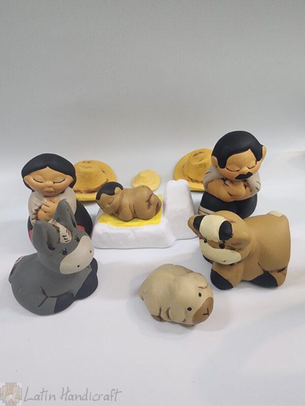 GB702   CERAMIC NATIVITY SCENES